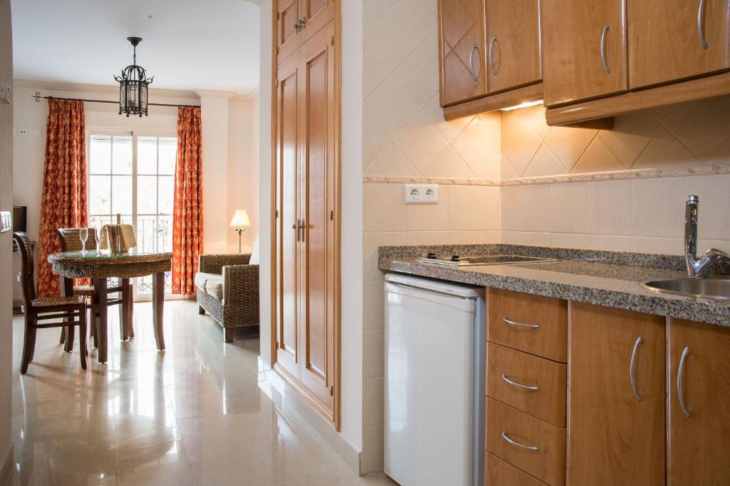 Apartamentos Plaza Cavana 5 Nerja Habitación foto