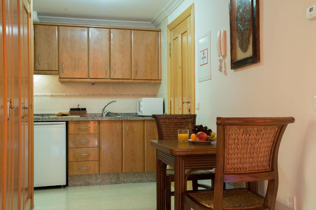 Apartamentos Plaza Cavana 5 Nerja Habitación foto